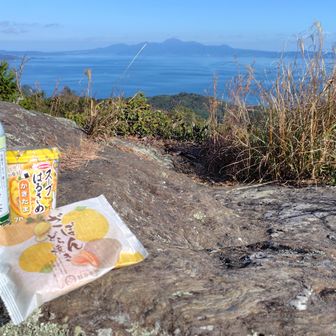 昼ごはんです。
いつもの春雨スープと、高速木場PAのコンビニで買ったざぼんどら焼きと長崎そのぎ茶。
一緒に買ったコンビニおにぎりは不慮の空腹により今朝には姿が消えていました。
