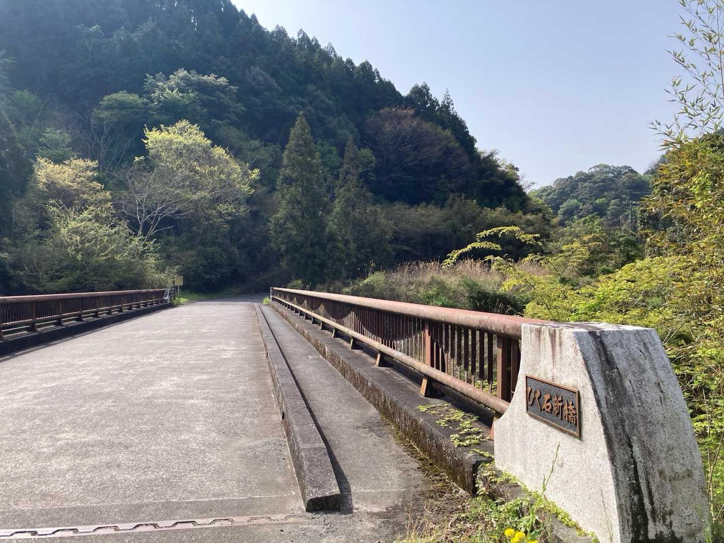 車道を暫く歩きます