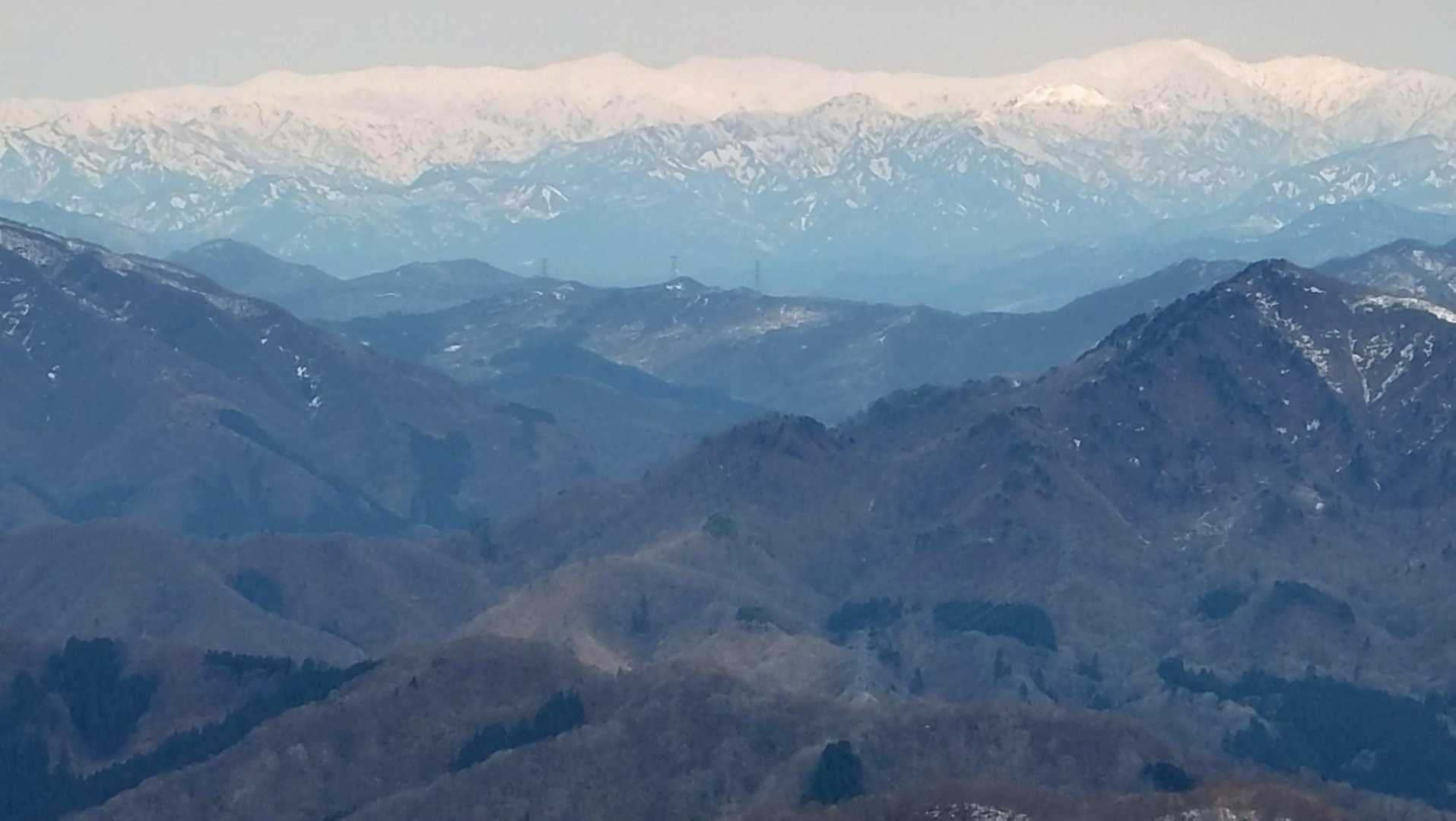 この下山コースは飯豊連峰が良く見渡せます
