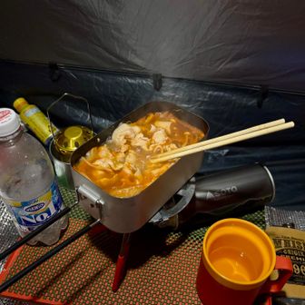 家では出てこない料理にチャレンジ
豚キムチ鍋2回転に〆うどん
鍋と言えばハイボール😚🥃

朝は残り汁に水と具足してチキンラーメン
〆にメシぶち込んで雑炊...朝から食い過ぎw
そして、めちゃクサイのだ😇