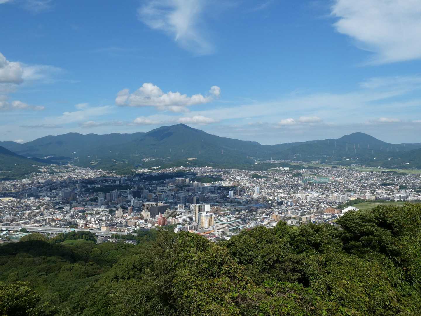 宝満山
‥秋空に ここぞと聞こゆ 蝉の声