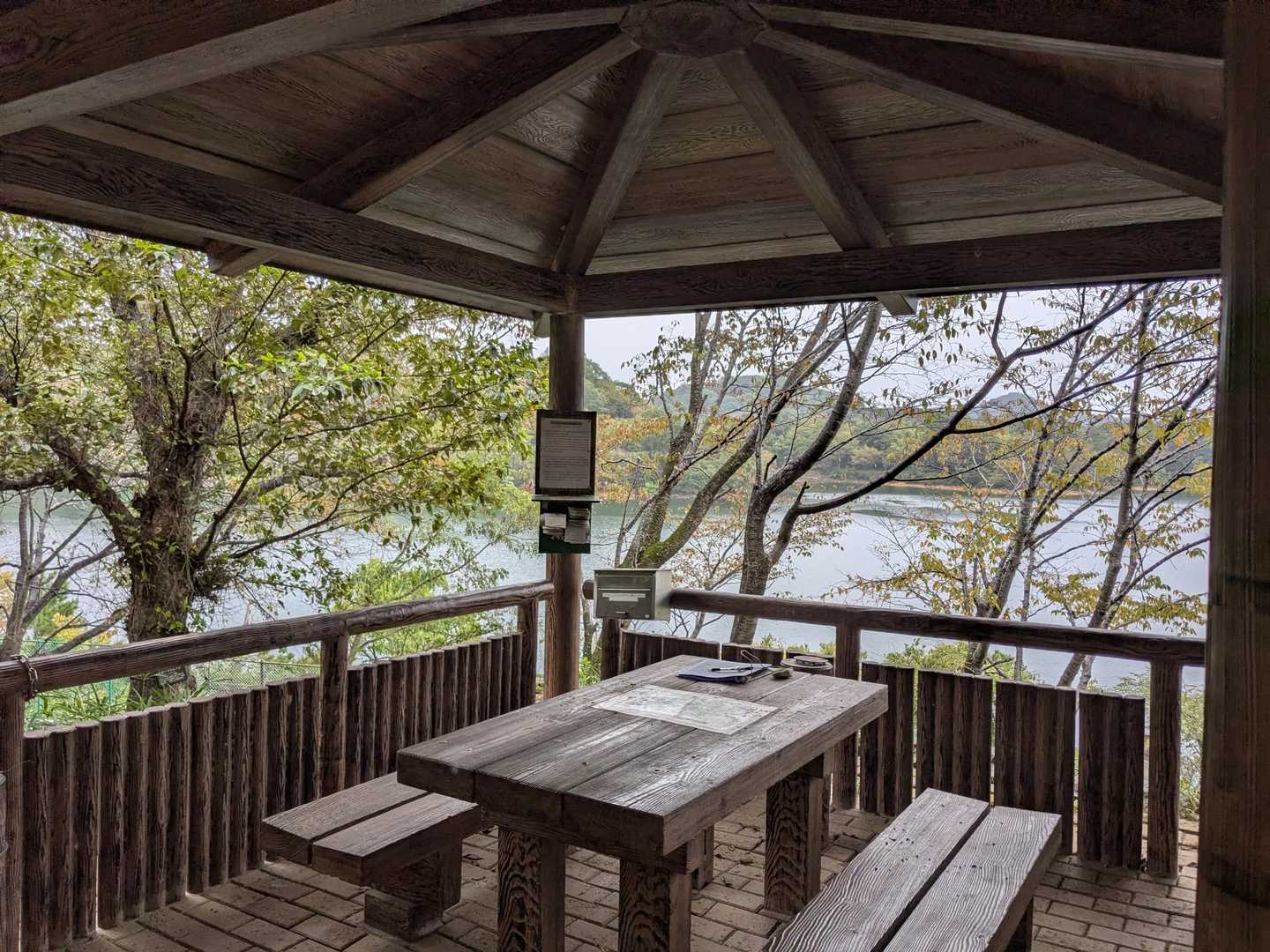 この森公園には東屋が何箇所あります
桜山貯水池を眺めながらひと休みするのも良し👍️