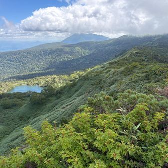 山頂から南を向けば鏡沼と岩手山。