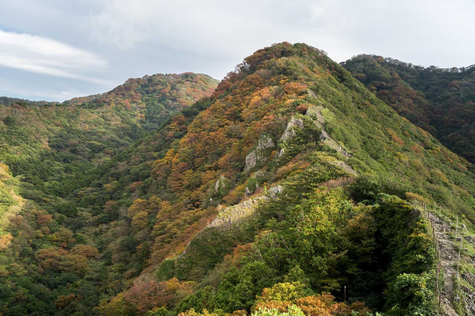岩場の左側斜面を中心に紅葉👍