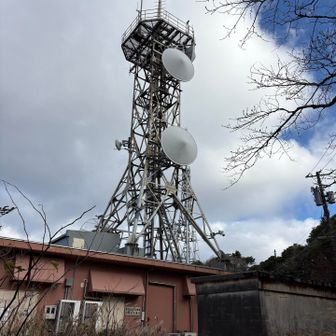 東京都防災行政無線・三原山中継所
まで来た