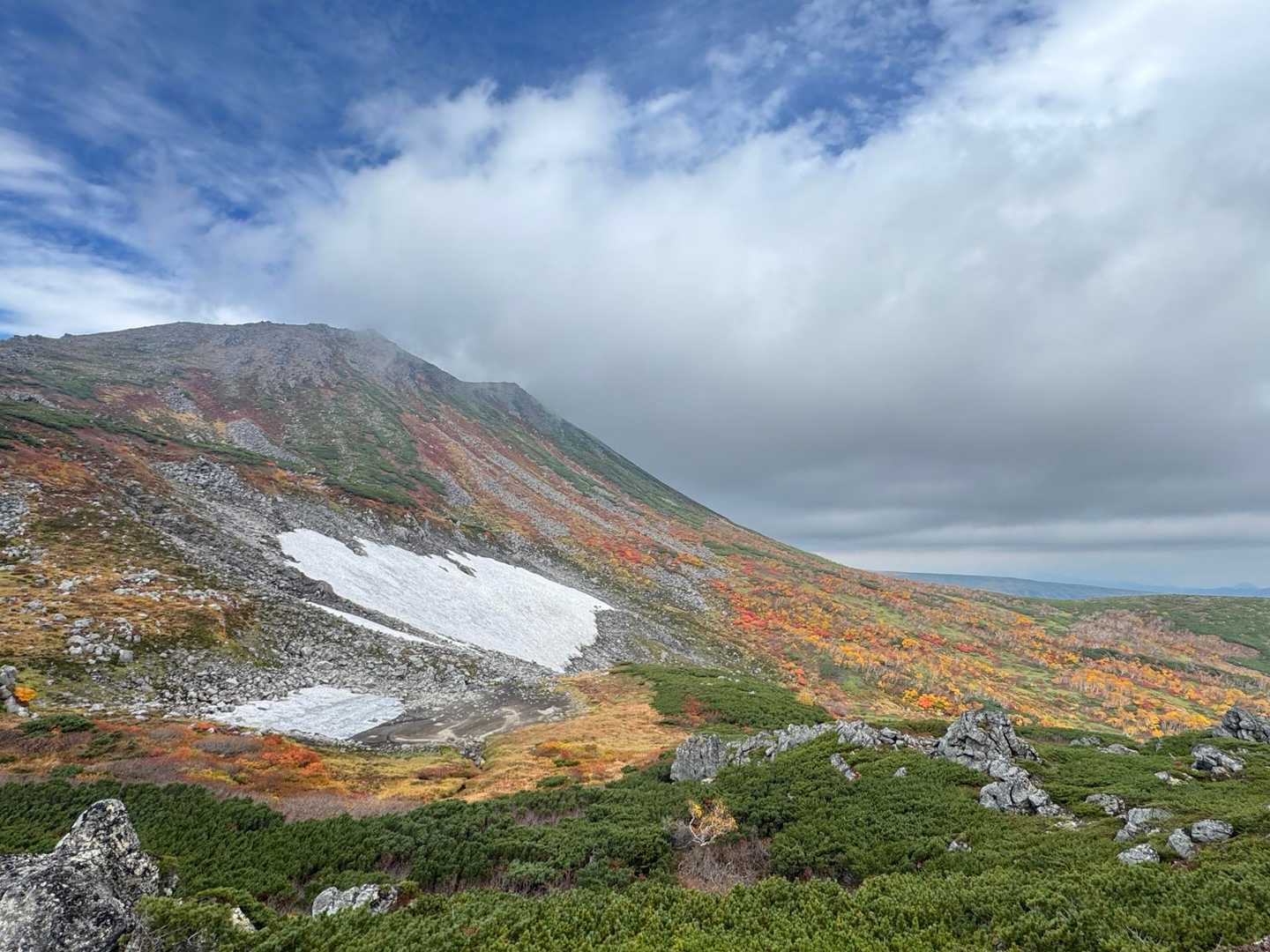 おっ、トムラウシ山頂と紅葉🍁、雪渓が撮影できました🙌