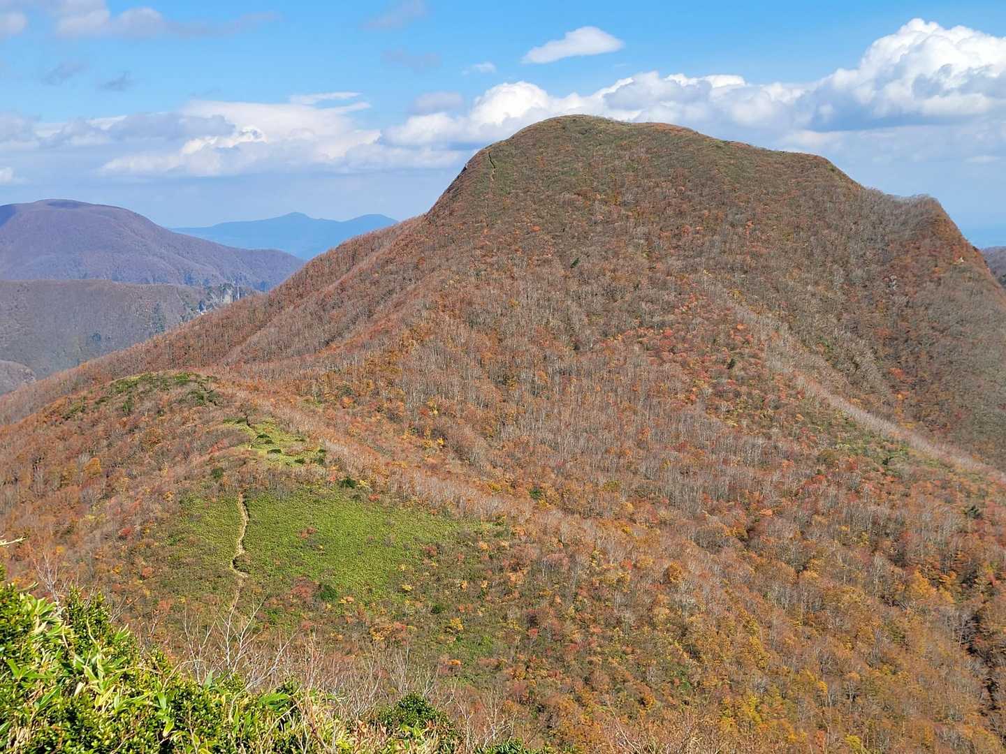 マンモスの頭みたいな山容は近づくとかわりますね