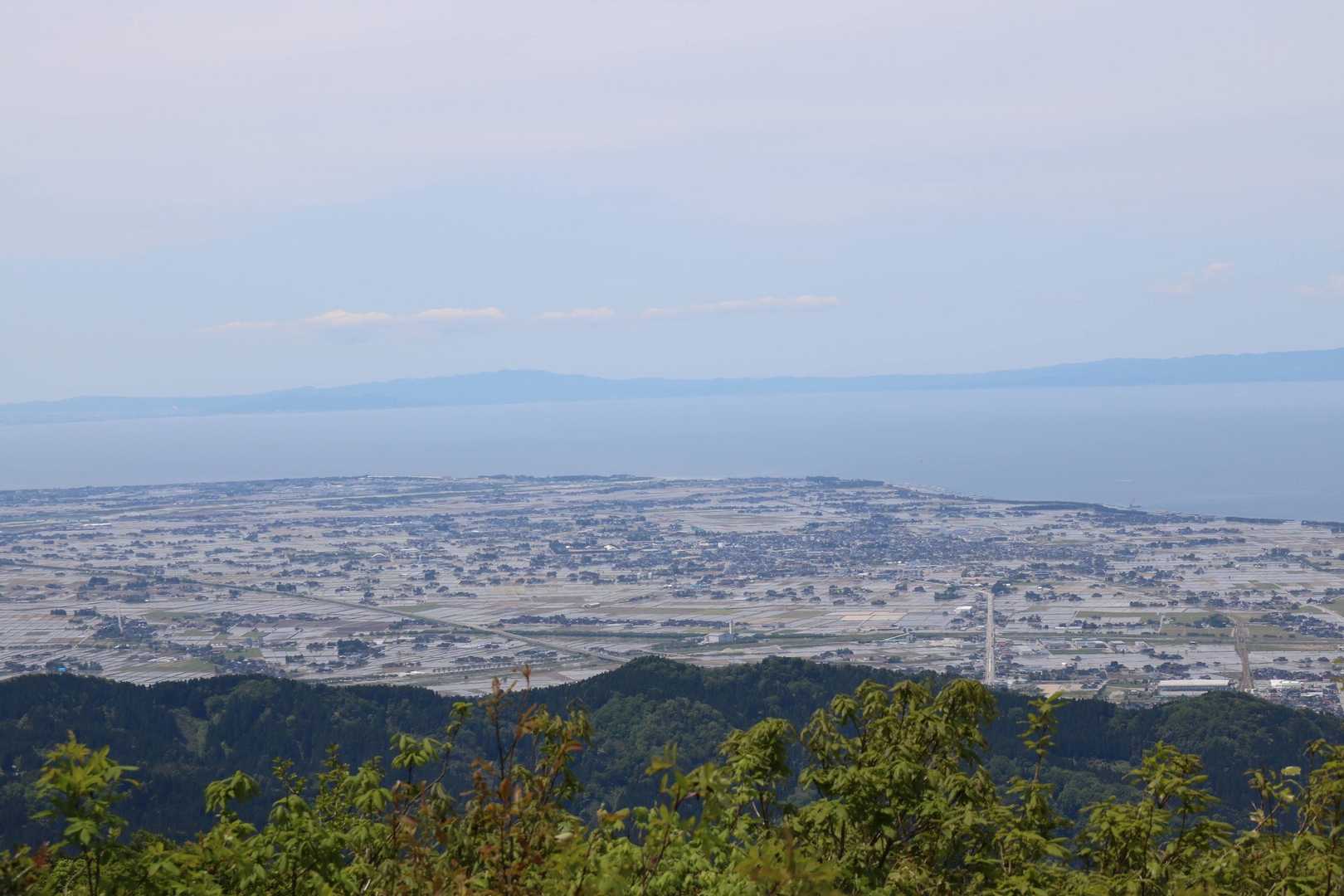 麓の朝日町　遠くに能登半島
