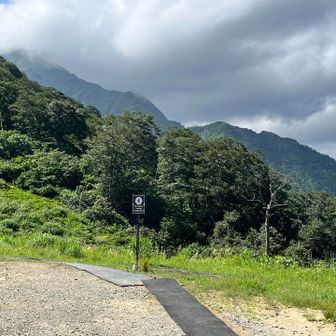 登ってきた谷川岳方面はやはり雲が