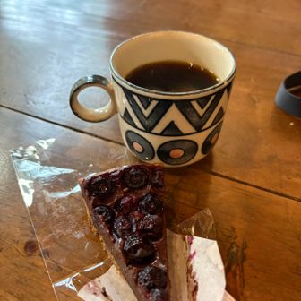 久しぶりのヤビツ峠売店。
ブルーベリーチョコタルト。
