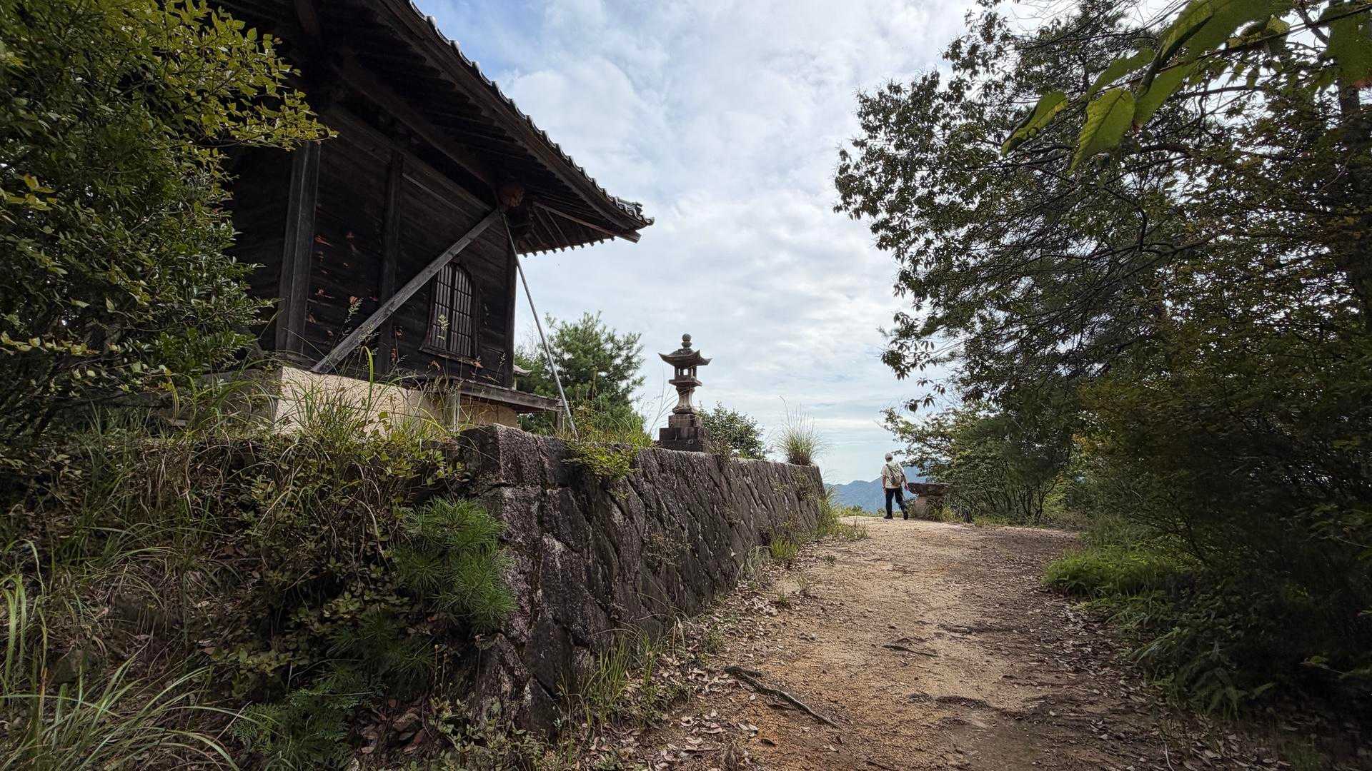 そしてこんな山中に不動院。
眺め良さそうだけど、軒下に大きなスズメバチの巣があるのを見つけ、即退散しました🐝😭💦