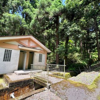 南井登山口手前のトイレ、女子個室は2個
見たら和式に蓋が付いてる←トイレ蓋久しぶり！

蓋は取らなかったけど臭く無くて
キレイでした👍

このトイレの少し上に駐車場🅿️あります
大正寺口駐車場からは2キロくらい
