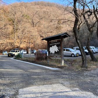 光城山登山口駐車場。平日でも25台ぐらい停まっていました。