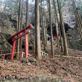 子持神社奥宮、行って帰ってくるだけで疲れそうなので、下からパシャリ