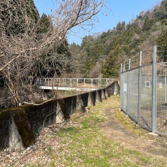 右側がこじんまりした発電所のようです