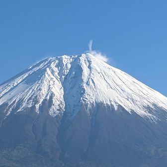 山頂に雪けむりが