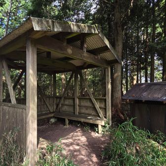 山頂には東屋と