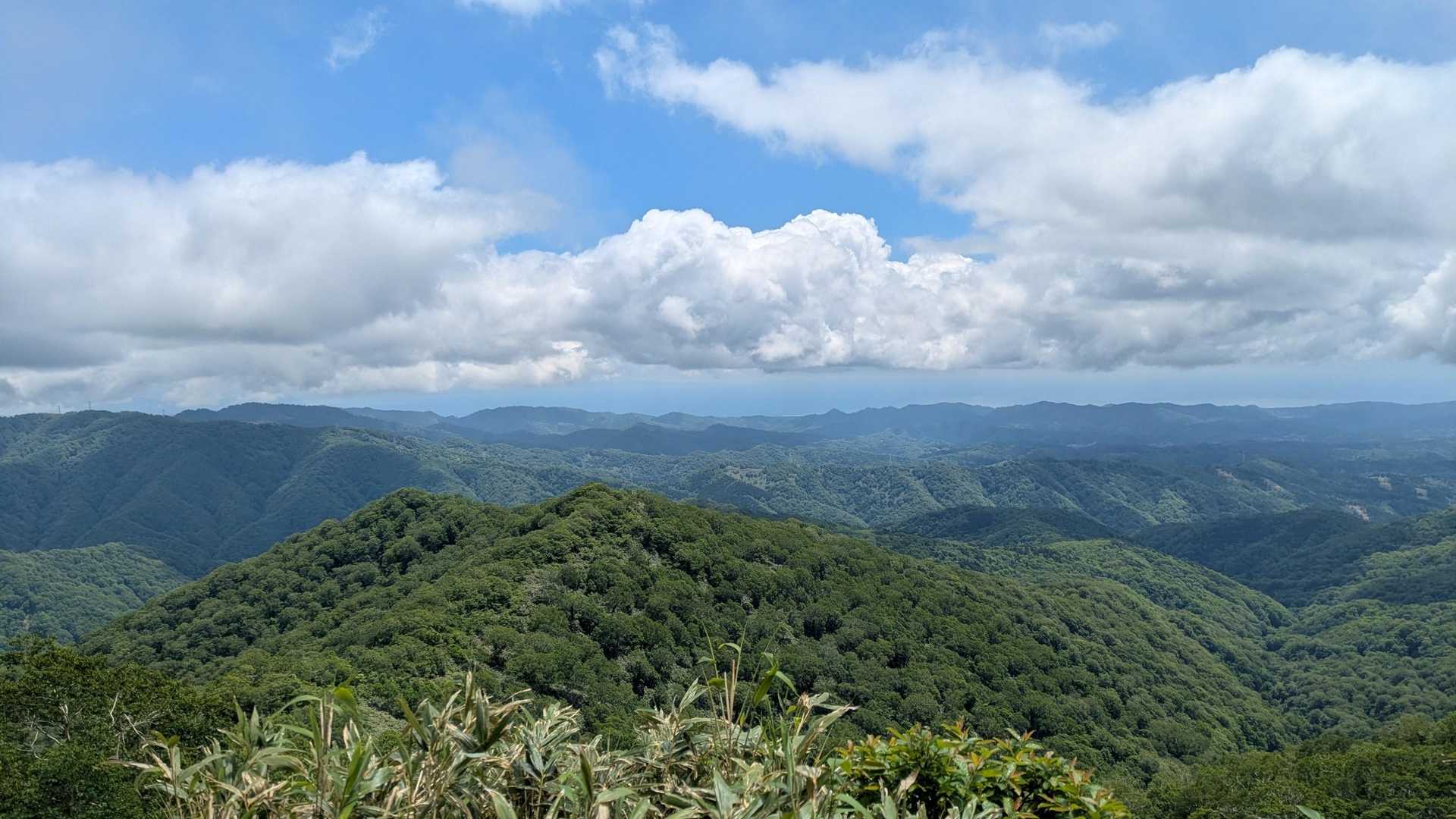 下山途中には青空