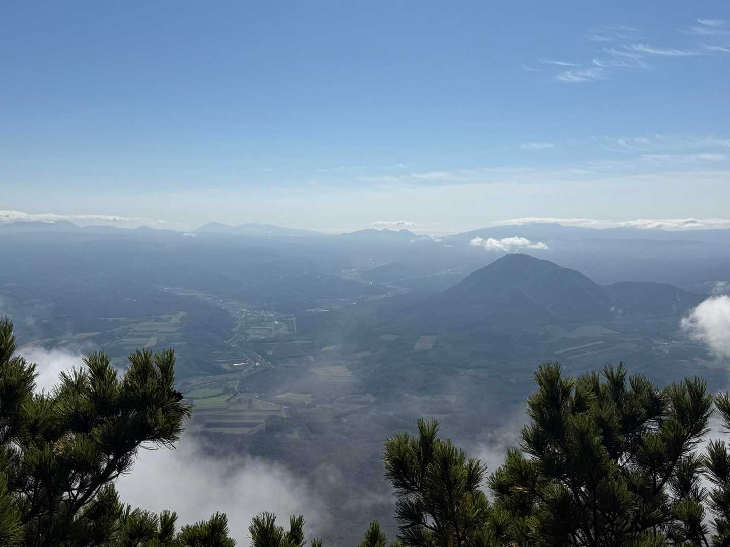 支笏湖外輪山から白老岳が見えます
