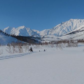 栂池自然園に寄りました。
湿原は雪で真っ白です🎵
白馬三山が美しい。