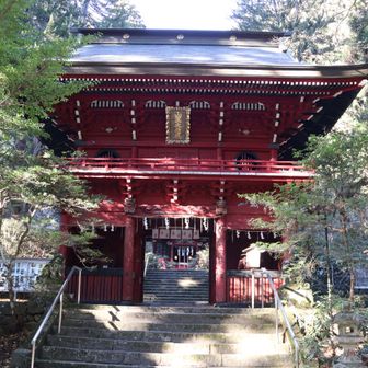 山の中に立派な神社です。