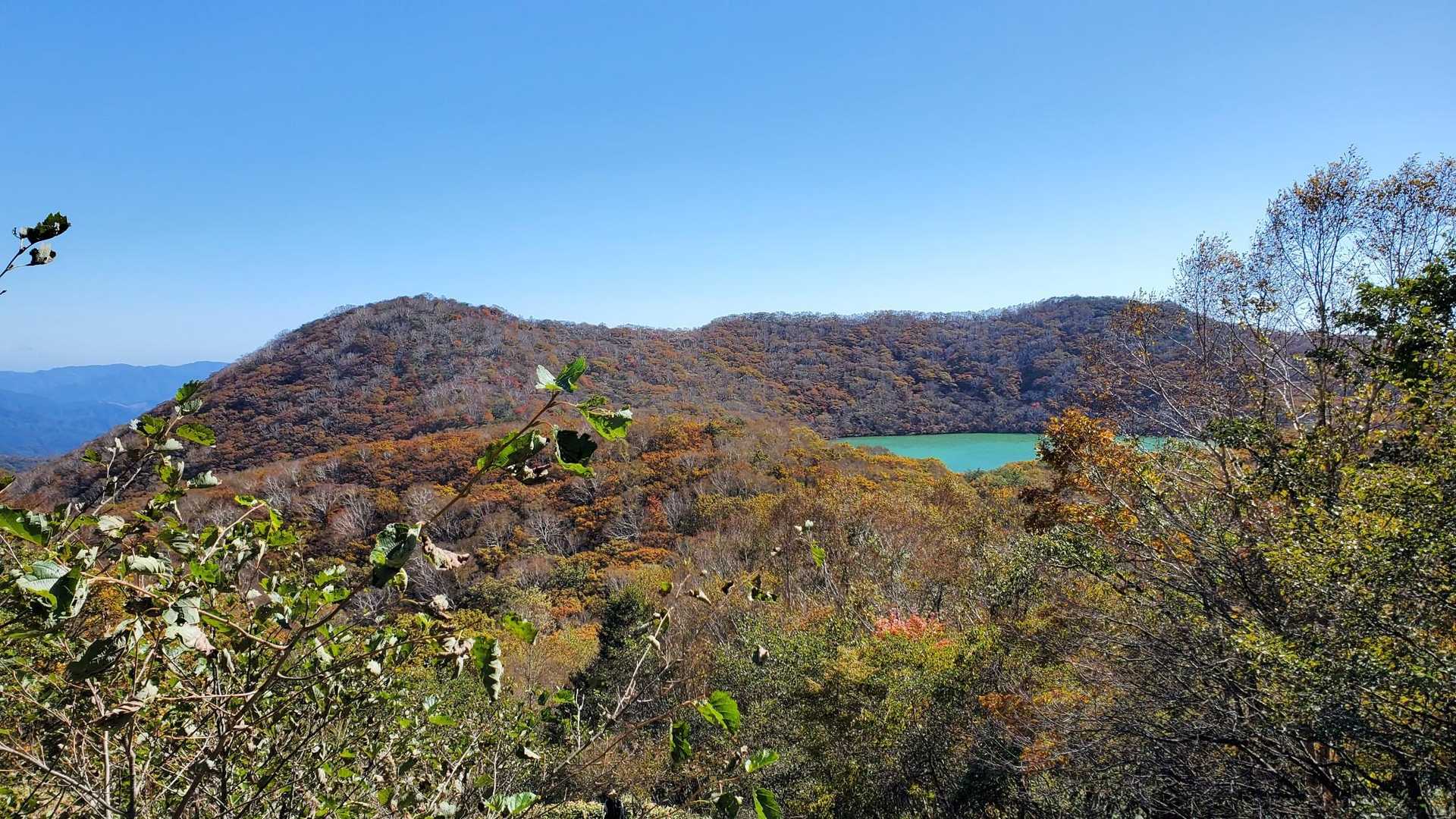 地蔵岳往復 | エメラルドに輝く神秘のカルデラ湖を望む、初心者向けハイキングの写真