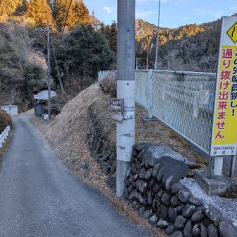 ここから駅から続く肝炎道路を離れて集落へ。