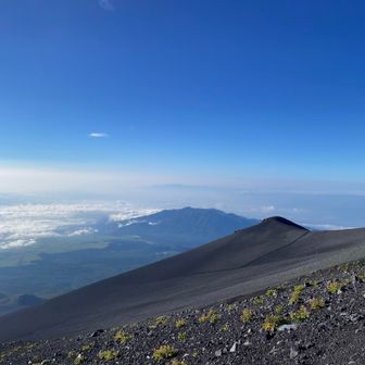 振り返って宝永山、そして下には二ツ塚。
その向こうに見えるのが愛鷹山塊。
その更に奥に薄く見えるの、天城山だって！
雲が無かったら、太平洋とか見えちゃいそう？