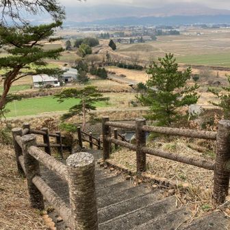 駐車場もあり、頂上までは150段程の階段で問題なくいけました！！