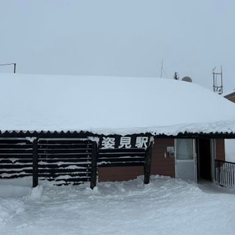 姿見駅に着いたが旭岳も見えず避難小屋も真っ白で見えず。