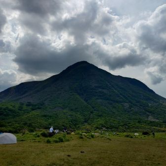 坊ガツル降りてきて目の前に三俣山南峰！
イチロク（イチナナも）反時計回りで大船山ステージ終えてから、この直登をする皆様は本当〜に凄いですっ👏✨‼️（下る皆様も‼️）
私は無理っ😅今回も諏蛾守越ルートです(^^ゞ