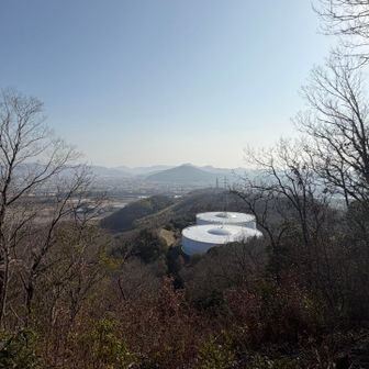 配水タンクと奥に甲山