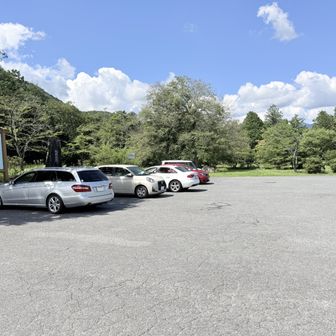尾高山・尾高観音駐車場。30台以上駐車可能。朝は己の車のみだったが、全部で5台に増えていた。ハイキング目的以外の駐車が多い様子だった。