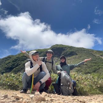 山頂バックにポーズ
陽気な中年だ🙈