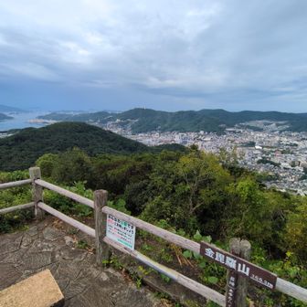 山頂はどんより曇り空