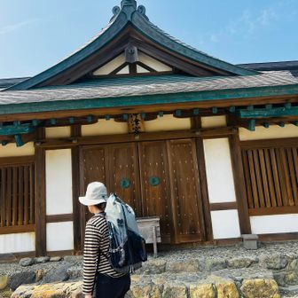 沖津宮遙拝所　沖ノ島は女人禁制なのでここで神仏などを拝むために設けられた場所