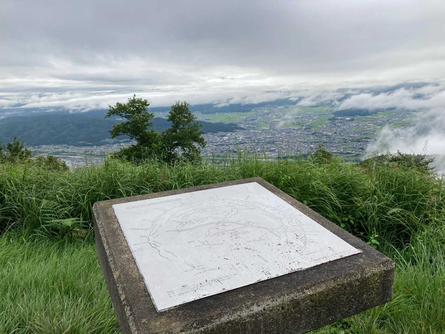 山頂手前の近道登りを走る実力は無いので、歩きで。　少し雨が落ちて来たが、山頂に着いた時には上がった。