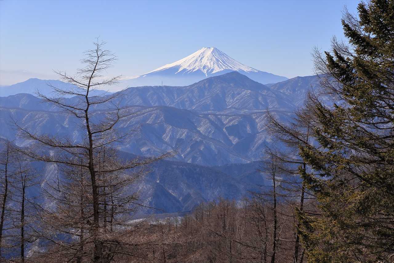 丹沢より少し西に富士山。　富士山手前には雁ヶ原摺山。