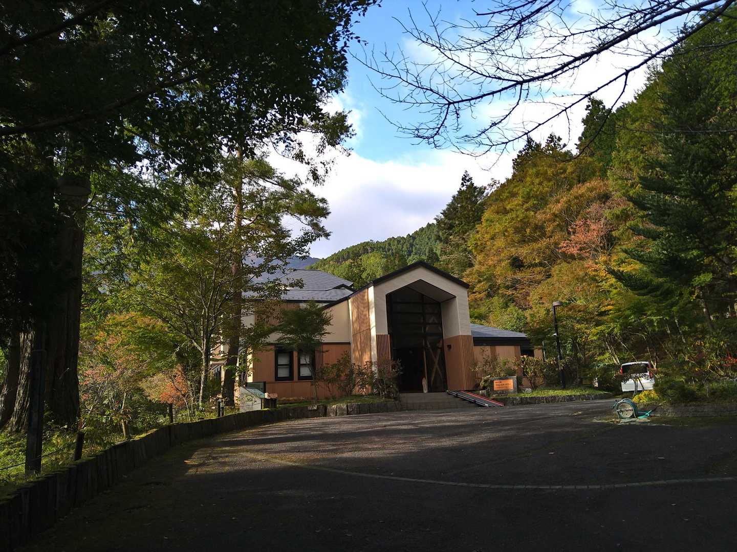 建物の横を通らせてもらいます。