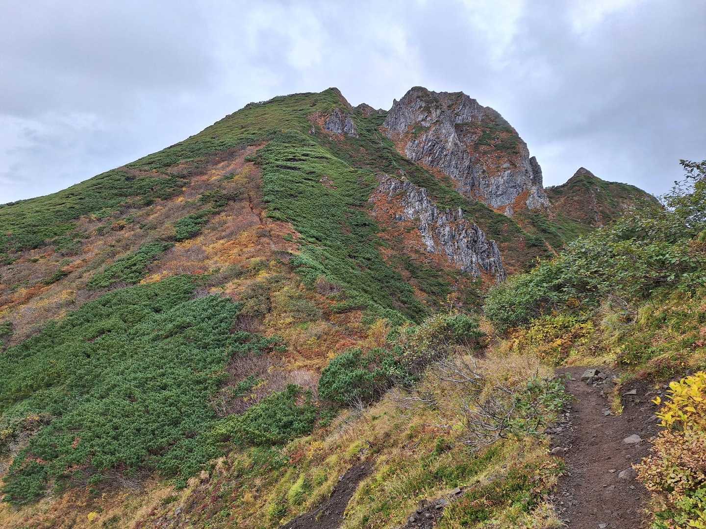 ニセイカウシュッペ山往復 | 切り立つ絶壁「大槍」を眺めながら細長い尾根を辿るの写真