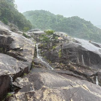 さぁ即撤収です。降りてきた岩全てが滝になってます😓