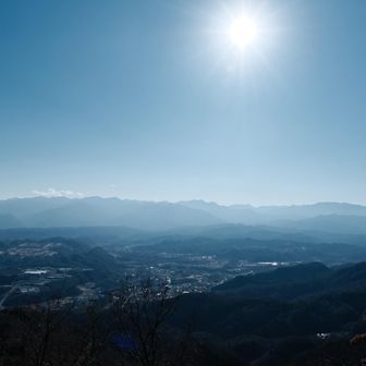 真ん中には芋木ノドッケや妙法ヶ岳の稜線
雲取山はこの後ろ側かな
右には和名倉山