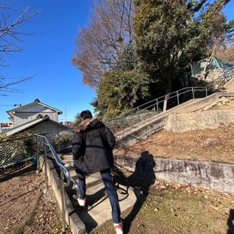 は？
階段登るの？