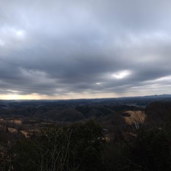 山頂からの眺め。あいにくの曇天でした。