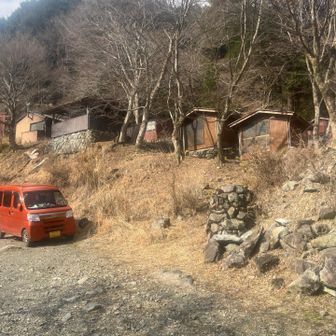 登山道はここで終了。ここからひたすら林道歩き