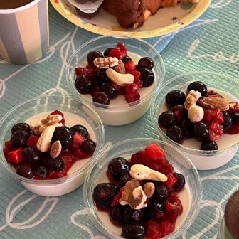 杏仁豆腐にベリーとナッツをトッピングして