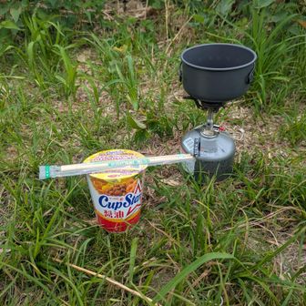 久しぶりの山頂カップ麺🍜
せっかくお湯沸かしたのにカップ麺にいれる前にお湯全部地面にぶちまけてしまいました😂結局む~さんにお湯貰いましたよ🙏