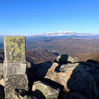 まずは鷹見岩に寄り道
鷹見岩はもうここが山頂で良いんじゃね？ってくらい展望が良いです😆
