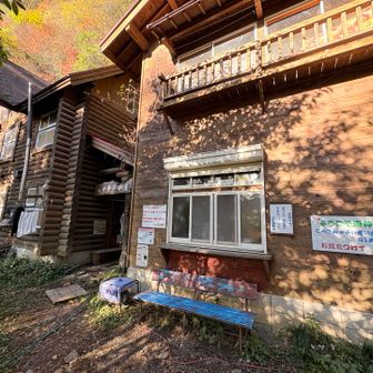 昭和に火災で燃えてしまって
平成になって埼玉県が建て替えてくれてこんなに立派になったそうな

両神山荘主談