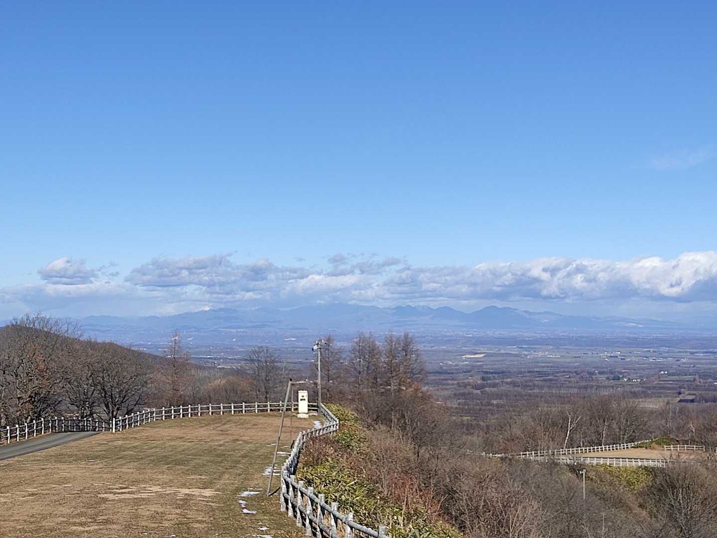 こちらは然別湖の山々